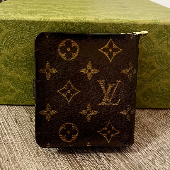 Authentic Louis Vuitton Monogram Bifold Wallet - Picture 2 of 16